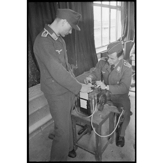 Dans une salle près d'un terrain d'aviation occupé par le II./LG1 (Lehrgeschwader 1), une formation sur les organes de visée de bombardiers est prodiguée.