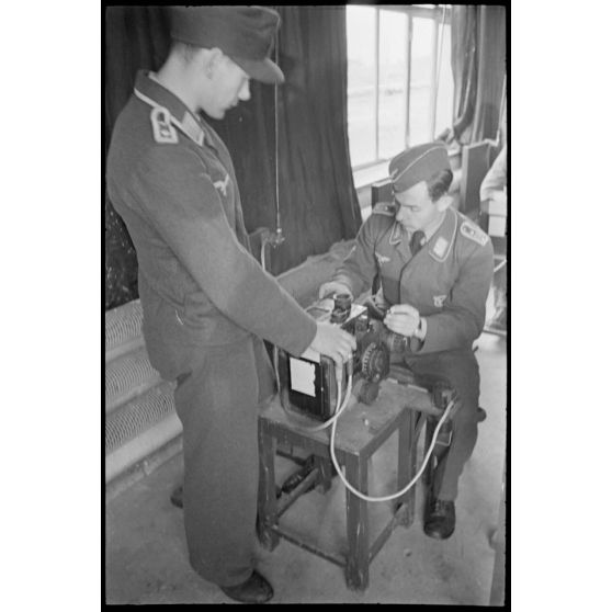 Dans une salle près d'un terrain d'aviation occupé par le II./LG1 (Lehrgeschwader 1), une formation sur les organes de visée de bombardiers est prodiguée.