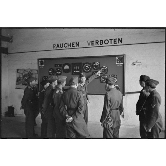 Instruction sur les instruments de bords d'un bombardiers Junkers Ju-88 au sein du II./LG1 (Lehrgeschwader 1).