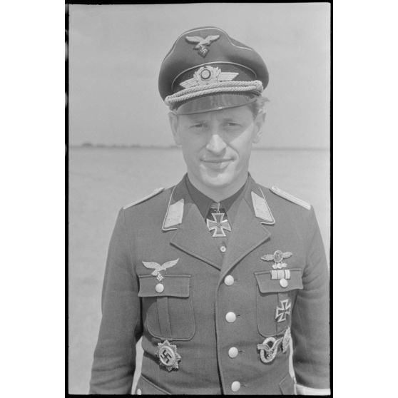 Portrait du sous-lieutenant (Leutnant) Otto Leupert, pilote (Flugzeugführer) du 1.(K) / Lehrgeschwader 1.