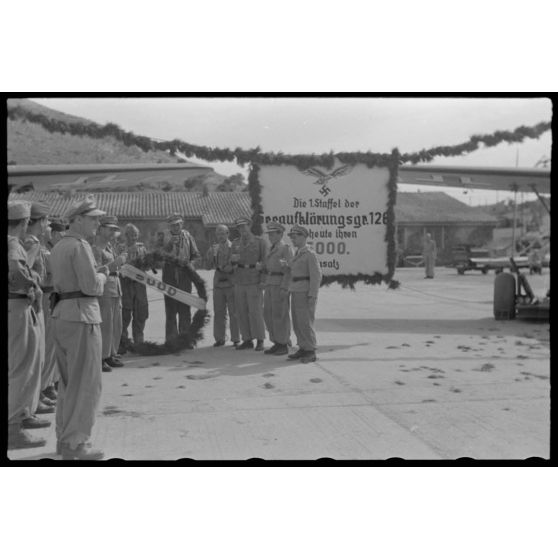 Célébrations du retour de la 5000e mission aérienne du 1.Aufklarungsgruppe 196 basé à Skaramangass (Athènes-Grèce).