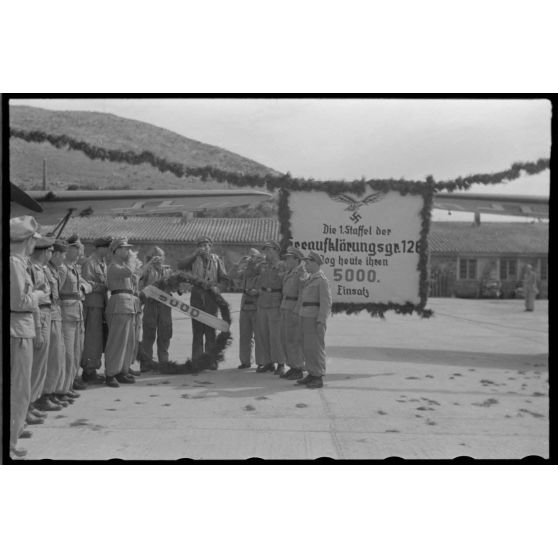 Célébrations du retour de la 5000e mission aérienne du 1.Aufklarungsgruppe 196 basé à Skaramangass (Athènes-Grèce).