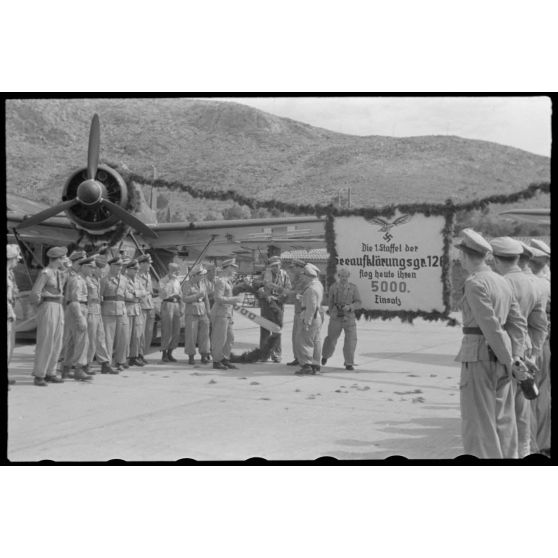 Célébrations du retour de la 5000e mission aérienne du 1.Aufklarungsgruppe 196 basé à Skaramangass (Athènes-Grèce).