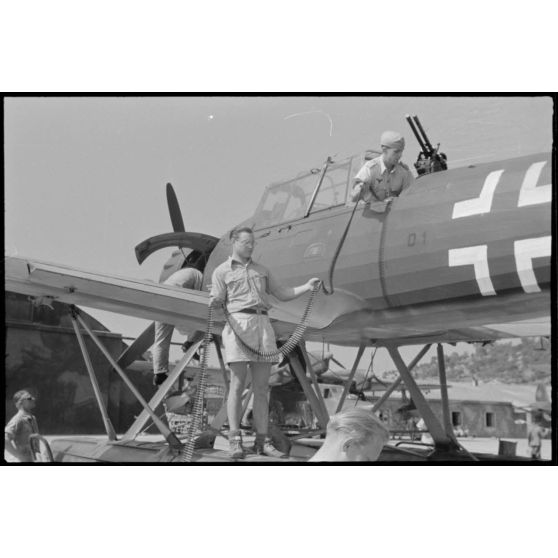 Sur la base de Skaramangas, approvisionnement des mitrailleuses MG-81d'un hydravion Arado Ar-196 codé D1+BK du Seeaufklärungsgruppe 126.