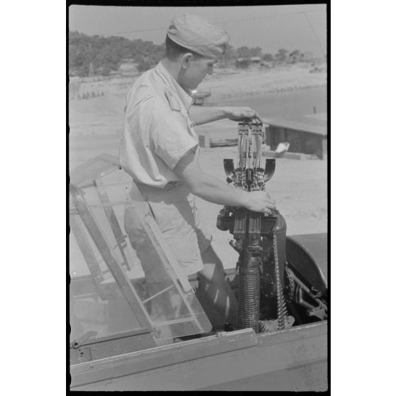 Sur la base de Skaramangas, approvisionnement des mitrailleuses MG-81d'un hydravion Arado Ar-196 codé D1+BK du Seeaufklärungsgruppe 126.