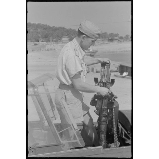 Sur la base de Skaramangas, approvisionnement des mitrailleuses MG-81d'un hydravion Arado Ar-196 codé D1+BK du Seeaufklärungsgruppe 126.