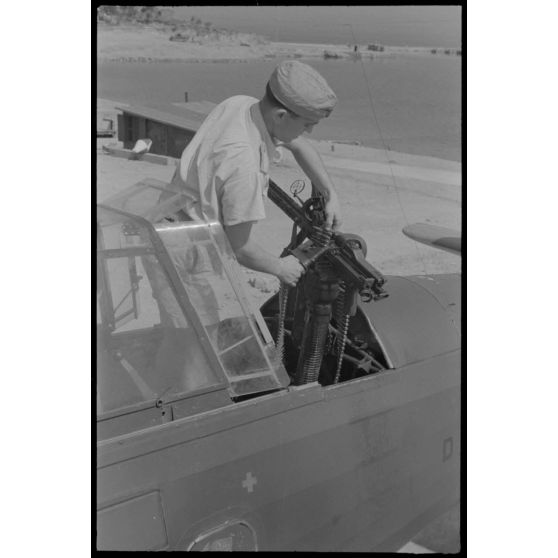 Sur la base de Skaramangas, approvisionnement des mitrailleuses MG-81d'un hydravion Arado Ar-196 codé D1+BK du Seeaufklärungsgruppe 126.