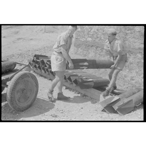 Des mécaniciens s'apprêtent à recharger les canons d'un Arado Ar-196 du Seeaufklärungsgruppe 126.