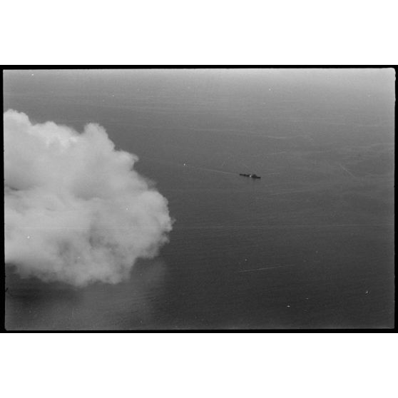 Dans le golfe d’Elefsina, l’équipage d’un hydravion Arado Ar-196 du Seeaufklärungsgruppe 126 basé à Skaramangas, assiste à un exercice de camouflage de la baie par la Kriegsmarine.