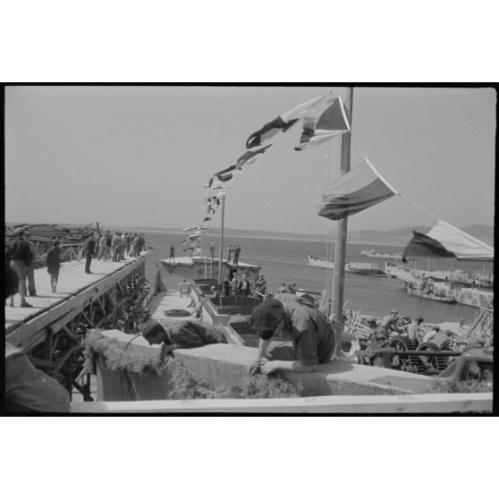 Au chantier naval de Perama (Athènes), l'inauguration d'une péniche pour les besoins de la marine allemande.