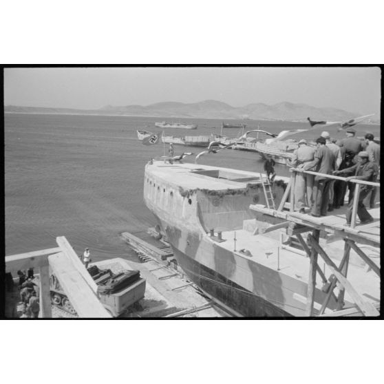 Au chantier naval de Perama (Athènes), l'inauguration d'une péniche pour les besoins de la marine allemande.