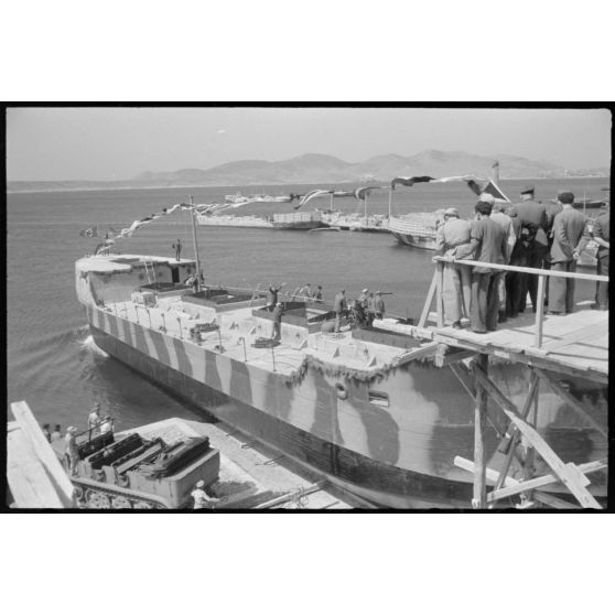 Au chantier naval de Perama (Athènes), l'inauguration d'une péniche pour les besoins de la marine allemande.