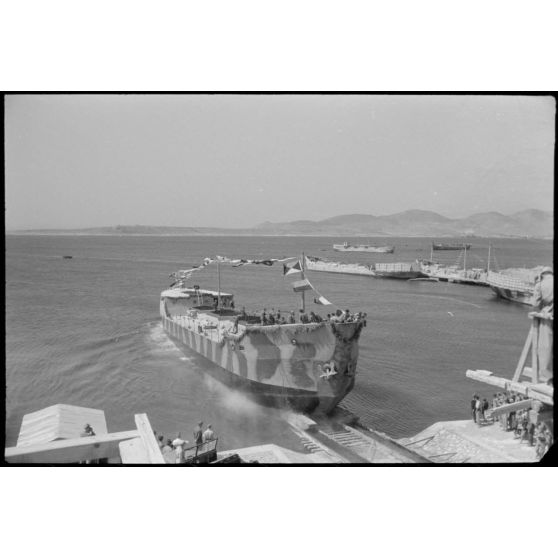 Au chantier naval de Perama (Athènes), l'inauguration d'une péniche pour les besoins de la marine allemande.