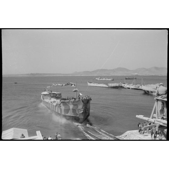 Au chantier naval de Perama (Athènes), l'inauguration d'une péniche pour les besoins de la marine allemande.