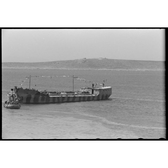 Au chantier naval de Perama (Athènes), l'inauguration d'une péniche pour les besoins de la marine allemande.