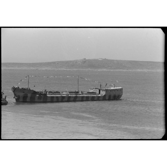 Au chantier naval de Perama (Athènes), l'inauguration d'une péniche pour les besoins de la marine allemande.