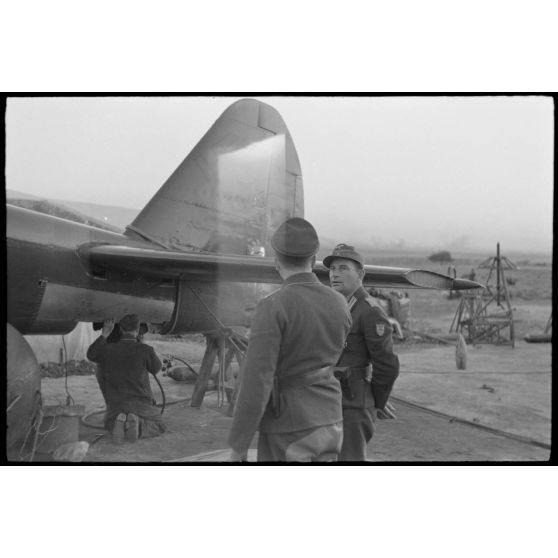 Le major Sylvester von Saldern (Kommandeur II./ IR 65, Infanterie-Regiment 65) en compagnie de deux officiers dont le lieutenant Heinz Taddicken (officier de l'armée de terre).