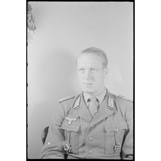 Ce lieutenant décoré de la croix allemande pourrait être l'Oberleutnant Heinz Taddicken, membre de la 22 Infanterie-Division.