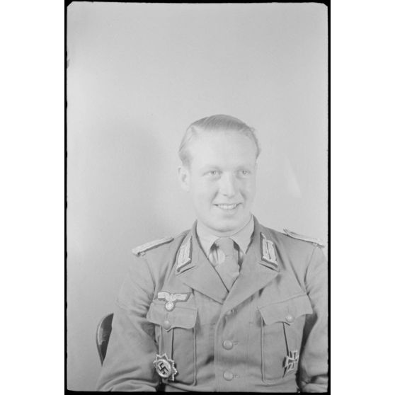 Ce lieutenant décoré de la croix allemande pourrait être l'Oberleutnant Heinz Taddicken, membre de la 22 Infanterie-Division.