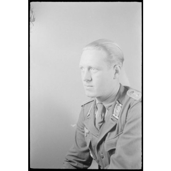 Ce lieutenant décoré de la croix allemande pourrait être l'Oberleutnant Heinz Taddicken, membre de la 22 Infanterie-Division.