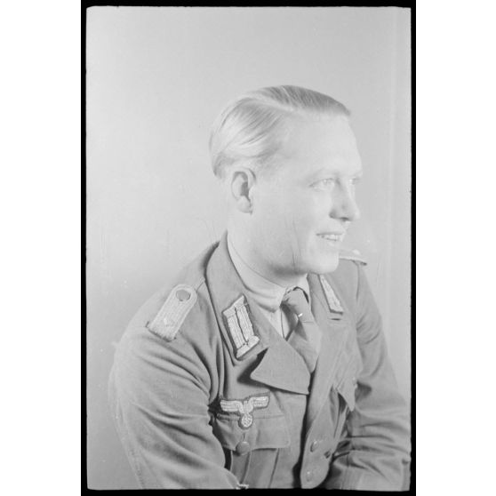 Ce lieutenant décoré de la croix allemande pourrait être l'Oberleutnant Heinz Taddicken, membre de la 22 Infanterie-Division.