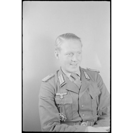 Ce lieutenant décoré de la croix allemande pourrait être l'Oberleutnant Heinz Taddicken, membre de la 22 Infanterie-Division.