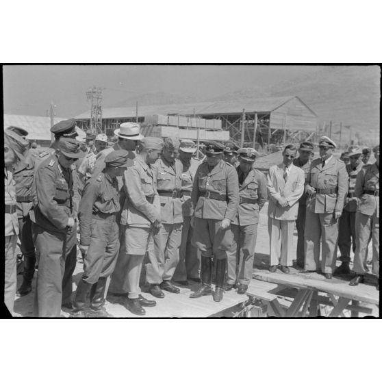 Visite du chantier naval de Perama (Athènes) en présence du colonel Götsche et d'un officier de la Luftwaffe titulaire de la croix de chevalier de la croix de fer (Ritterkreuz).