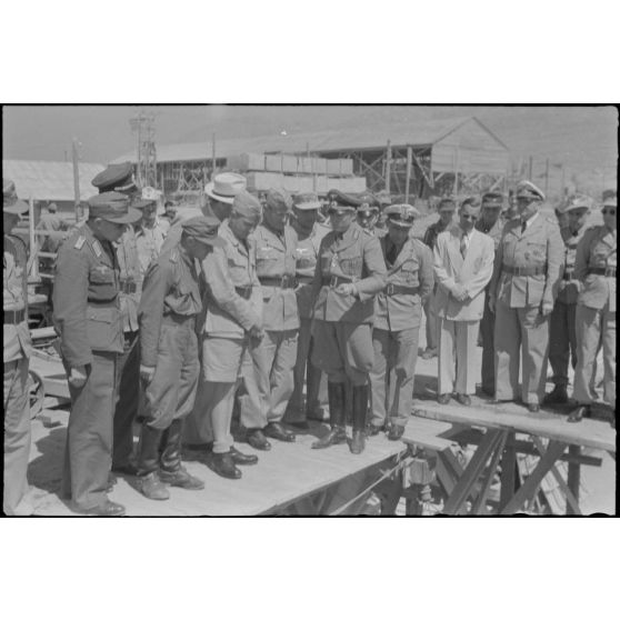 Visite du chantier naval de Perama (Athènes) en présence du colonel Götsche et d'un officier de la Luftwaffe titulaire de la croix de chevalier de la croix de fer (Ritterkreuz).