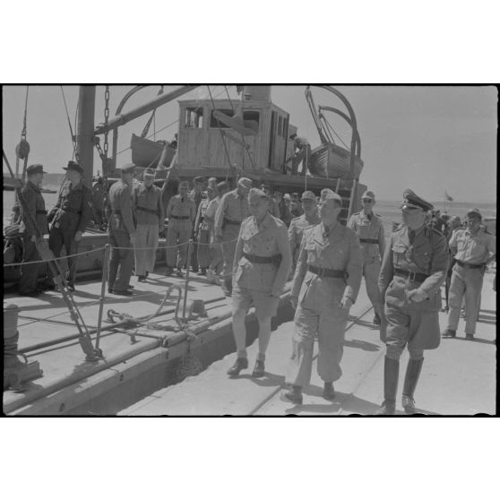 Visite du chantier naval de Perama (Athènes) en présence du colonel Götsche et d'un officier de la Luftwaffe titulaire de la croix de chevalier de la croix de fer (Ritterkreuz).