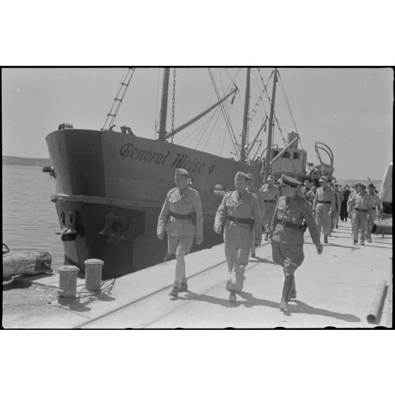 Visite du chantier naval de Perama (Athènes) en présence du colonel Götsche et d'un officier de la Luftwaffe titulaire de la croix de chevalier de la croix de fer (Ritterkreuz).