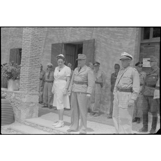 Devant le foyer du soldat (Soldatenheim) de Skaramangas, un général de l'armée de terre allemande commande une prise d'armes.