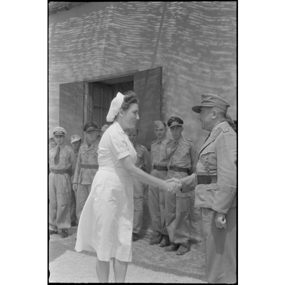 Devant le foyer du soldat (Soldatenheim) de Skaramangas, un général de l'armée de terre allemande commande une prise d'armes.