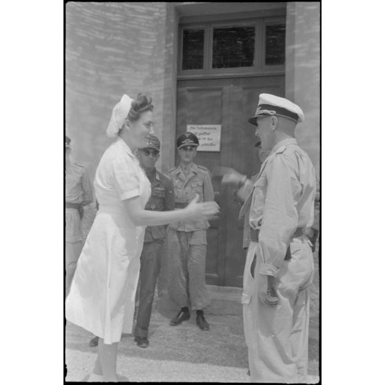 Devant le foyer du soldat (Soldatenheim) de Skaramangas, un général de l'armée de terre allemande commande une prise d'armes.