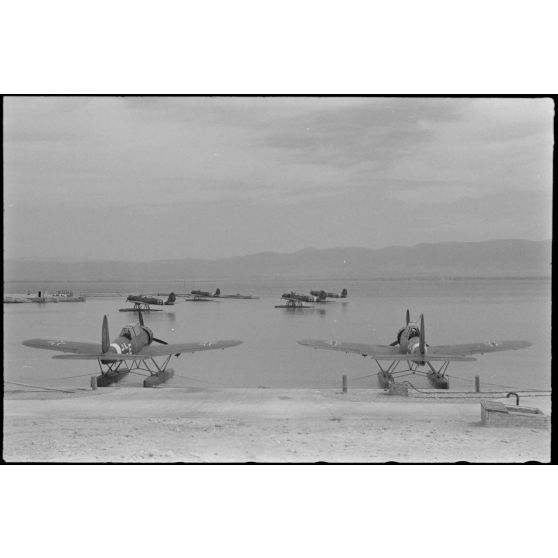 Dans la baie de Skaramangas, à proximité d'Athènes, des hydravions Arado Ar-196 du 1er groupe du Seeaufklärungsgruppe 126.