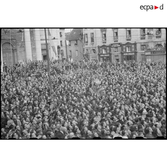 Place Saint-Pierre à Besançon, une foule nombreuse acclame le général De Gaulle venu rendre visite aux Bisontins après la libération de leur ville.