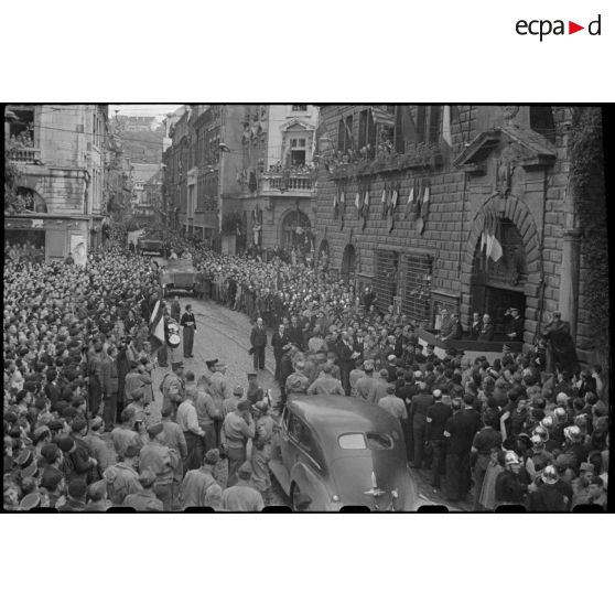 Le général De Gaulle prononce un discours place Saint-Pierre à Besançon.