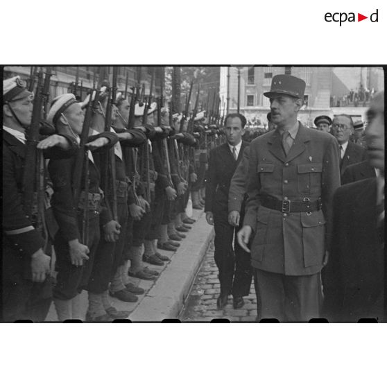 Revue des troupes par le général De Gaulle à Marseille le 15 septembre 1944.