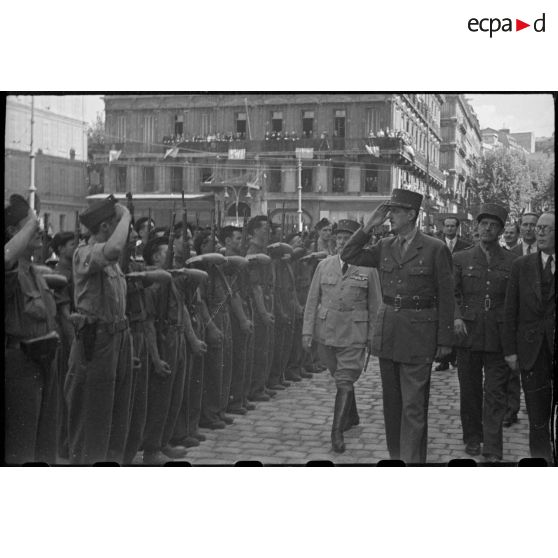 Revue des troupes par le général De Gaulle à Marseille le 15 septembre 1944.