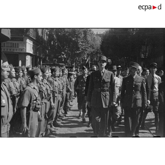 Revue des troupes par le général De Gaulle à Marseille le 15 septembre 1944.