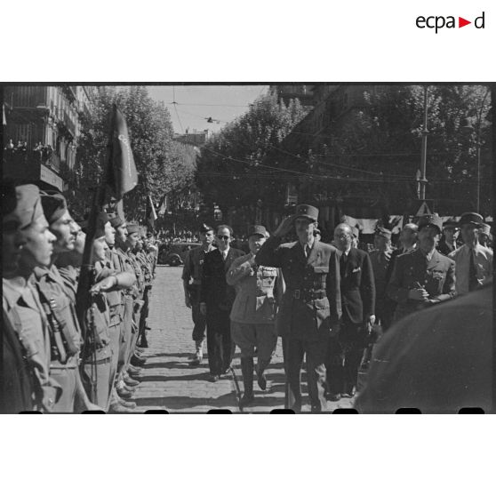 Revue des troupes par le général De Gaulle à Marseille le 15 septembre 1944.