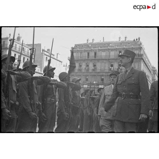 Revue des troupes par le général De Gaulle à Marseille le 15 septembre 1944.