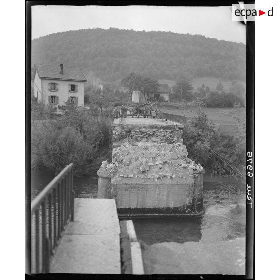 Un poste de DCA installé sur les restes d'un pont coupé par les armées allemandes près de Pont-de-Roide.