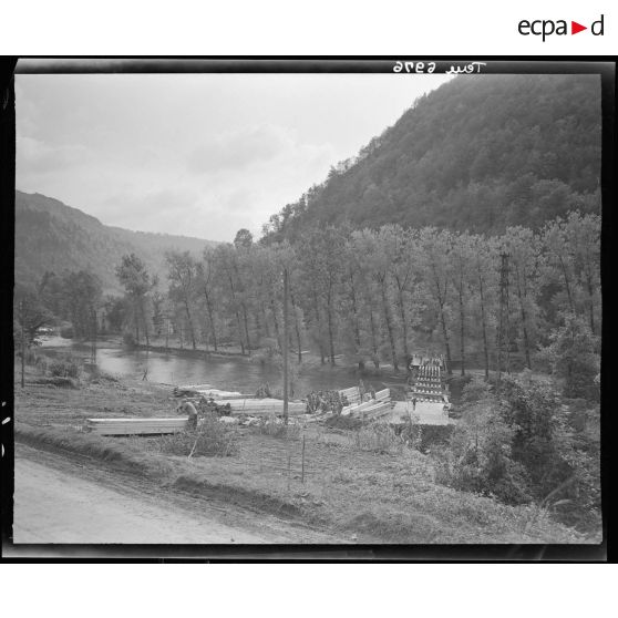 Le Génie de la 9e DIC construit un pont sur le front du Doubs.