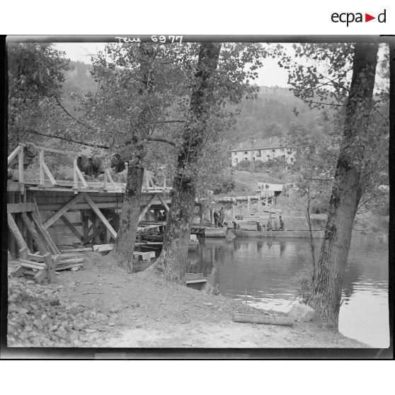 Le Génie de la 9e DIC construit un pont sur le front du Doubs.