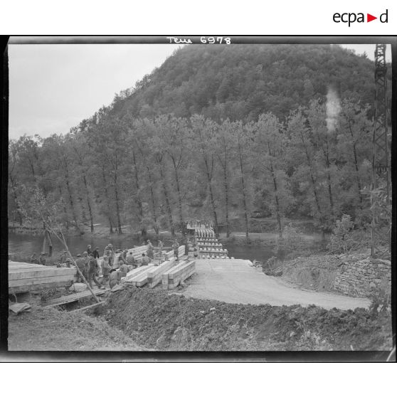 Le Génie de la 9e DIC construit un pont sur le front du Doubs.