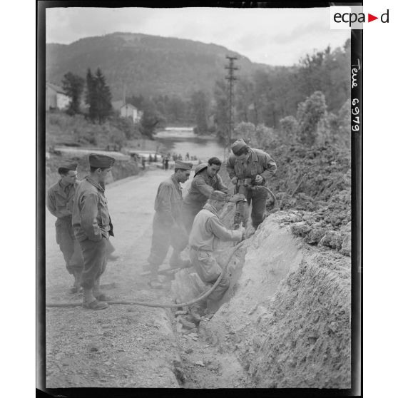 Le Génie de la 9e DIC construit un pont sur le Doubs.