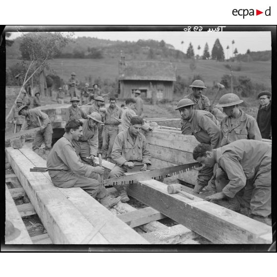 Le Génie de la 9e DIC construit un pont sur le front du Doubs.