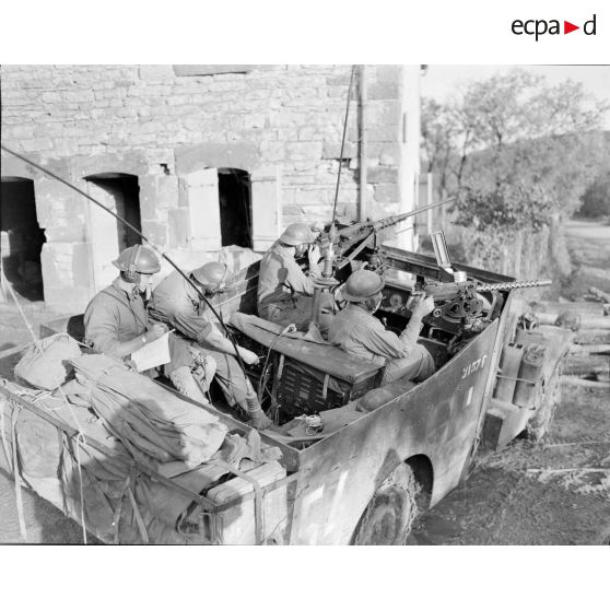 Equipage radio du 3e RSM (régiment de spahis marocains) à bord d'un scout-car M3A1 patrouillant dans le secteur de Villargent.