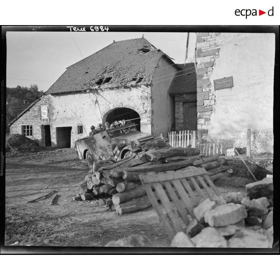 Equipage radio du 3e RSM (régiment de spahis marocains) à bord d'un scout-car patrouillant dans le secteur de Villargent.