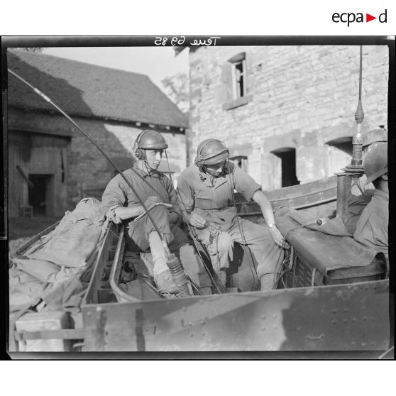 Equipage radio du 3e RSM (régiment de spahis marocains) à bord d'un scout-car M3A1 patrouillant dans le secteur de Villargent.